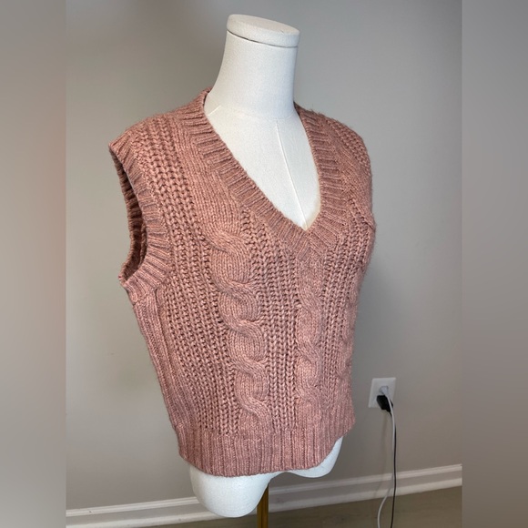 American Eagle Cable Knit Sweater Vest - Picture 5 of 12